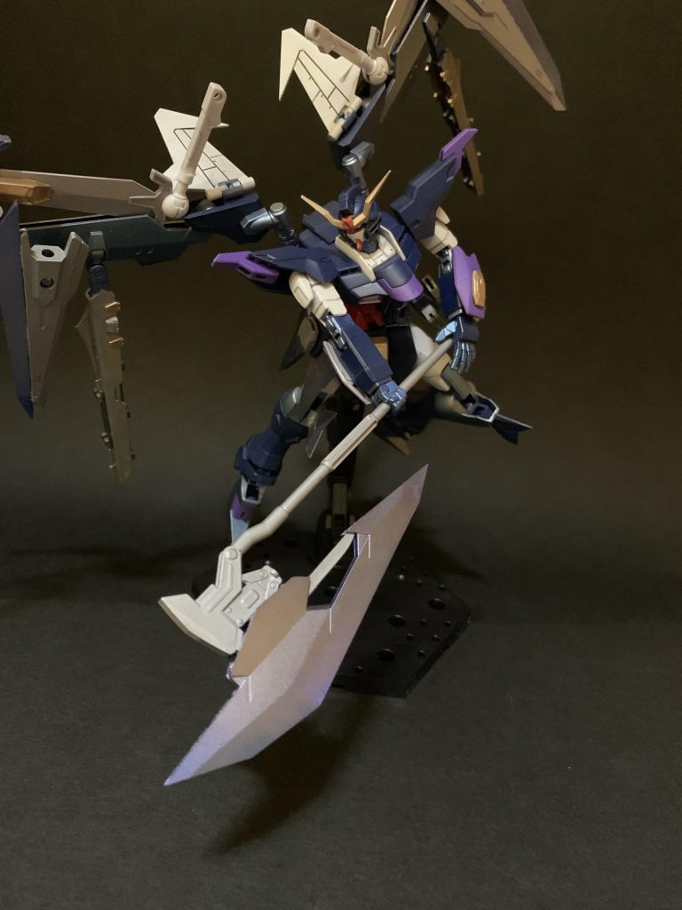 ビームオノカマ。ダブルオークアンタなどに採用されている刃を参考にした実体を持つ両手斧とビーム刃を形成する鎌を展開できる複合装備。その破壊力は高く、特に斧は並のビーム兵器では瞬時に両断されてしまう。