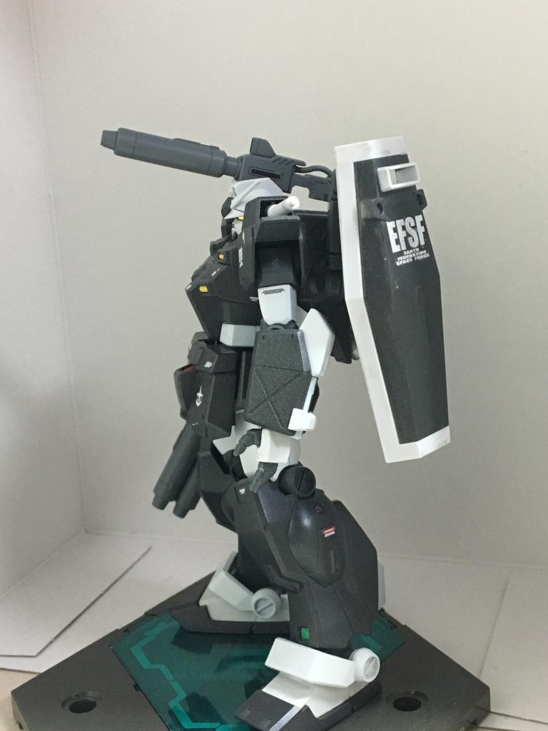 バックパックに装備されてるシールドはジムガーディアンやサンダーボルト版フルアーマーガンダムのようにサブアーム的なもので装備しています。