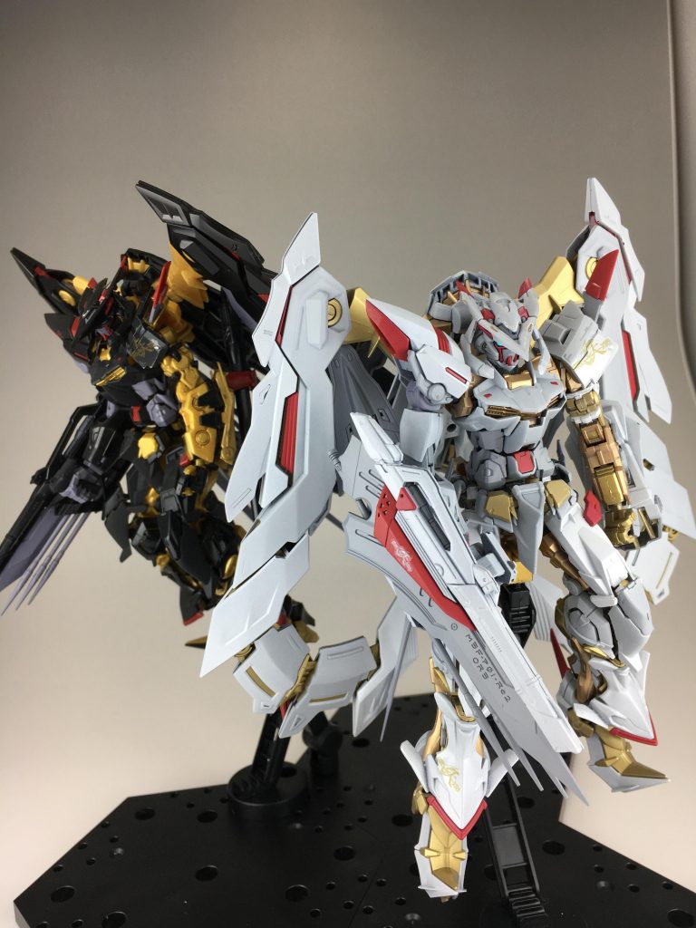 天ミナとのツーショットです。白と黒という対照的な2機ですがどちらもゴールドとの相性が良くそれぞれの格好良さが出ていると思います。