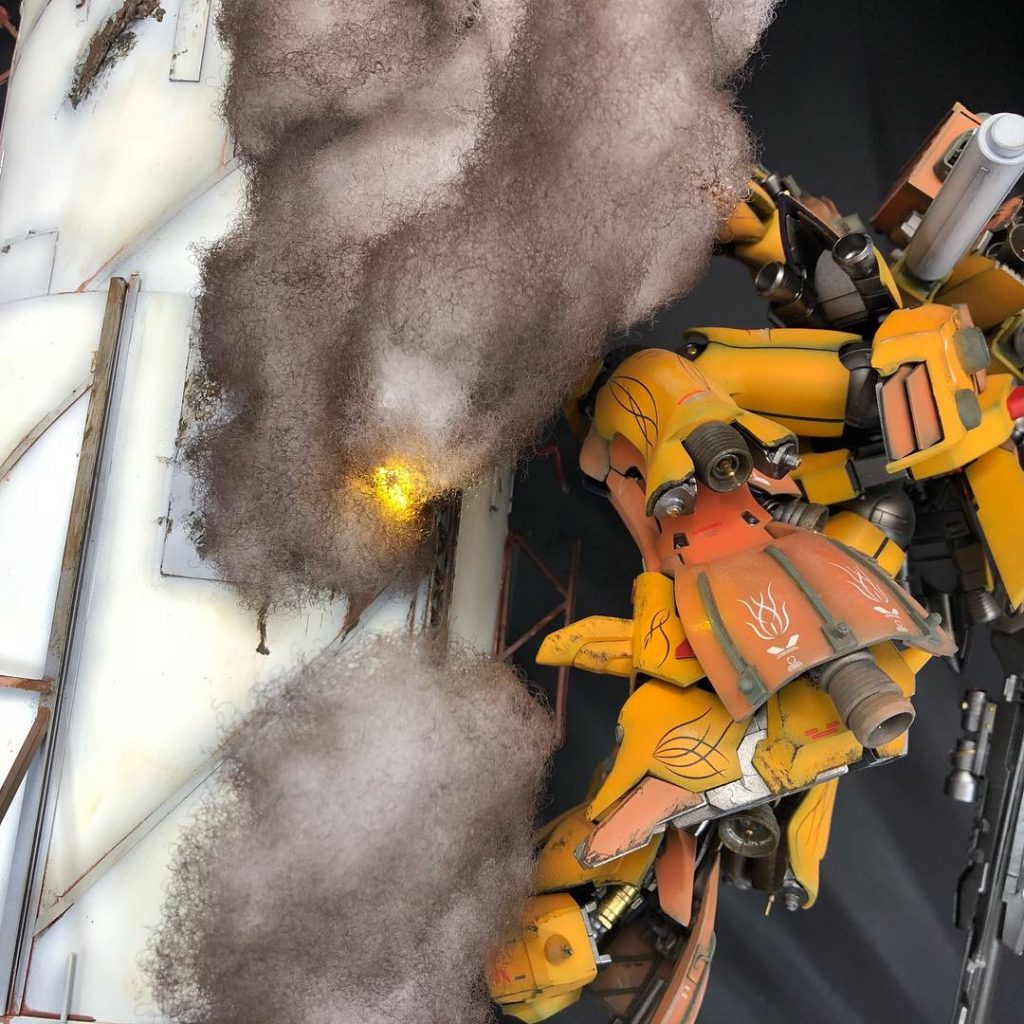 煙は綿にブラウン系のスプレーを吹いて接着し、火種のようなLEDは白色LEDのクリアー部分にクリアーオレンジを塗ってあります。