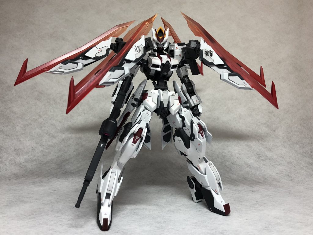 -*須佐能乎*(スサノオ)-
肩に装備された大型のユニット。通常時はシールド兼スラスターとして使用されるが、敵の接近時にはクローアームに変形し対象を捕らえる。ガンダムフレームの出力にものを言わせて敵機をフレームごとねじ切る、突き刺す、装甲を引き裂くといった使い方もされる