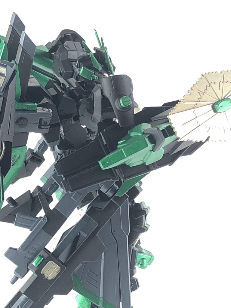 バインダー細部。今回のバインダーは2種類に分けており、バックパックのバインダーはバーニアを増加して、機動力に重視したもので、リアスカートのバインダーは打突と防御が出来るようにしてあります。
バインダーにはドラグーンを外した状態でも機動力を損なわないようにバーニアを裏にも付けています。