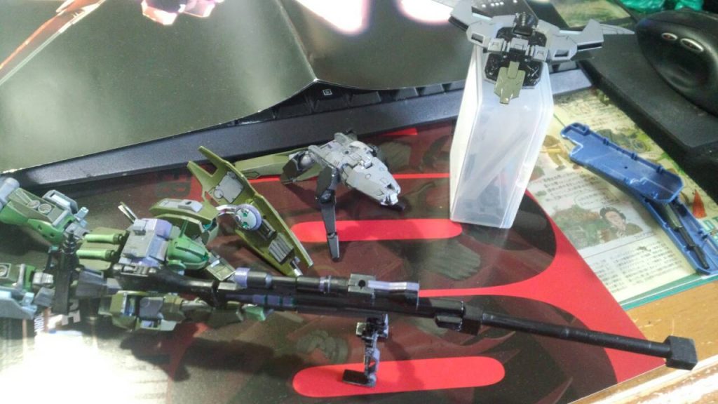 実弾大型スナイパーライフルで狙いながら、先程の飛行ユニットは分離して一つは飛行でリコンをばら撒き偵察、もう一つは地上で陽動、偵察をする。