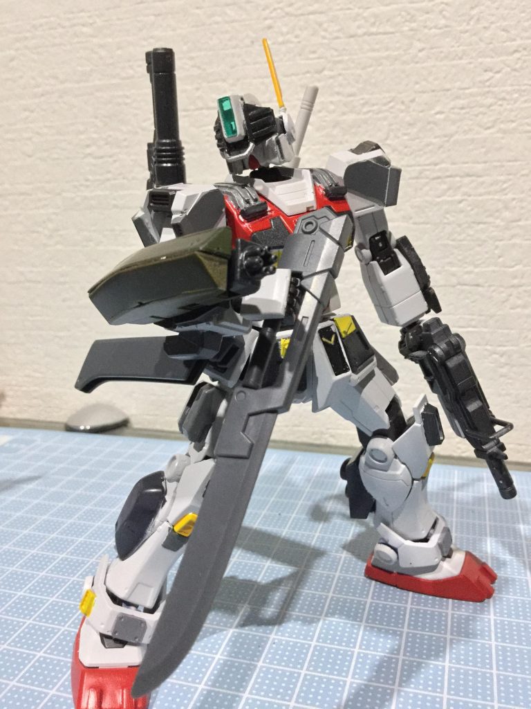 右腕の盾を畳む事により斧系の鈍器となる。硬い装甲を叩き割るのに使用する。