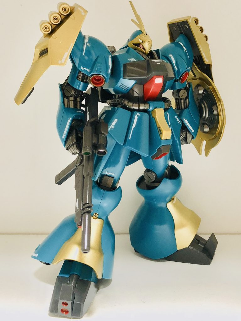 仕上げは粗さがありますが。。
モノアイは100均のデコシール。キラキラ
つや消し仕上げも好きですが、ネオジオンはツヤありカッコいいと思います。
左手はビルドハンズ丸型Lを使用。