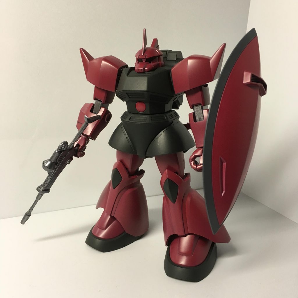 シャアレッドの他にタミヤ NATOブラックとライトガンメタルを使用しています
サフ吹いている箇所少ないです