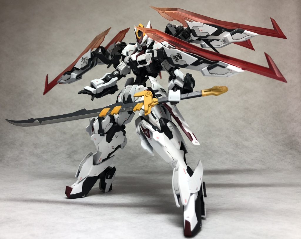 手持ち武器の刀とライフルは標準的な装備ながらも一般機のそれとは一線を画す性能をもつ