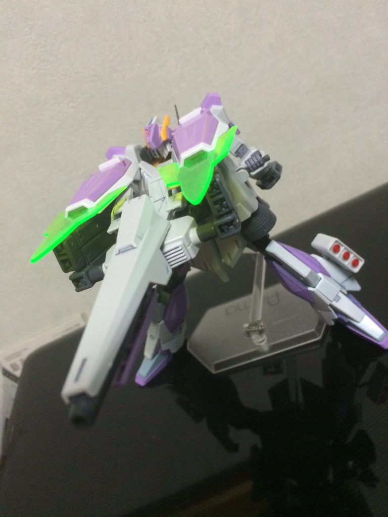 最大の武器はバックパックを変形させて放つ「メガハイドランチャー」!