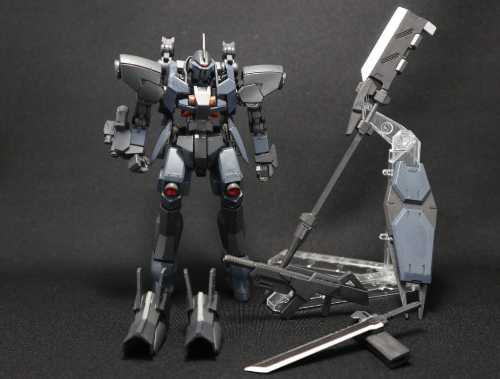 スタティックディスプレー。
武装は、打突メイン武装として、チョッパーアクス(長柄部分を外して石突のパイルを利用した短槍として分離も可能)、サブウエポンとして近接格闘戦用のアサルトブレード、グレーズシールドの裏面にアンカーを装備、脛部分に装備するレガースアーマー、射撃武装は背面の左右スラスターに直結している百里のエウロ・エレクトロニクス社製110㎜砲x2門、同社製アサルトライフル、右前腕部に固定型のグレイズ装備120㎜ライフルをショートバレル化し装備。
