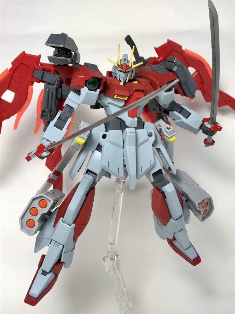 肩のガトリングや脚部のミサイルで遠距離の敵を牽制。