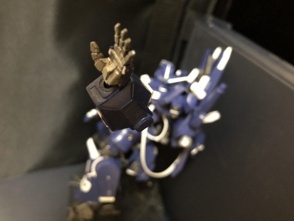 ●有線式ビーム・ハンド
前腕部は分離する事で武装として使用可能。掌底部にはビーム砲が各1門内蔵され、捕らえた敵機に零距離からビームを発射して破壊する。また高圧電流を流す事も出来る。有線式であり、コントロールは準サイコミュによって行われる。
●隠し腕
前面スカート内に装備。ビームサーベルを携行する事が出来る。MS時の接近戦、MA形態での強襲に威力を発揮する。
●ビームサーベル
腿部に左右合わせて二基搭載された近接戦闘用装備。 本体で使用する大型ビームサーベルとは別に隠し腕用の隠し武器扱いになっている。なお、後のドーベン・ウルフでは大型ビームサーベルはオミットされた為、こちらが正式採用のビームサーベルとなった。