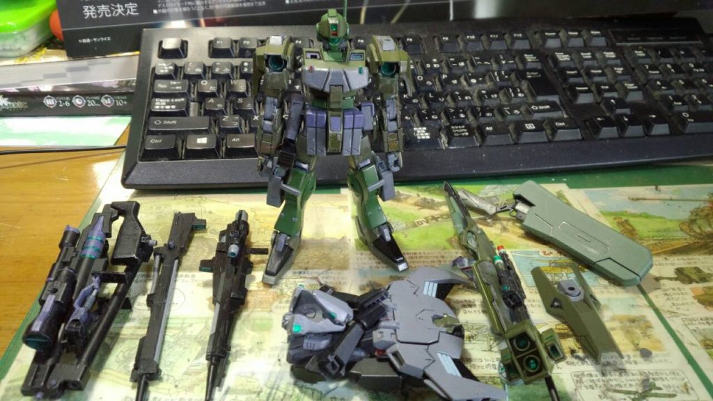 ビームライフル（長・中）、実弾スナイパーライフル、実弾大型スナイパーライフル、２段階に分離する飛行補助ユニット兼バックパック（中にはジャミングリコン・索敵リコン搭載）ビームハンドガンなどを装備