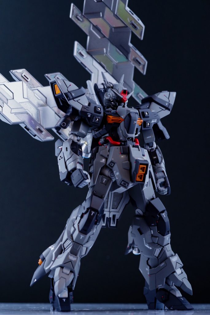 カラーリングは全体的に暗めにしサイコプレートを目立たせるカラーリングにしています
差し色には赤とオレンジバーニアの青を使用しています