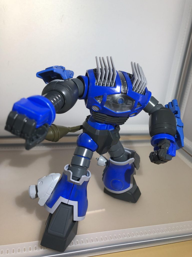 腕にグフRー35の腕のパーツをブースター代わりにし、パンチの威力を挙げています。