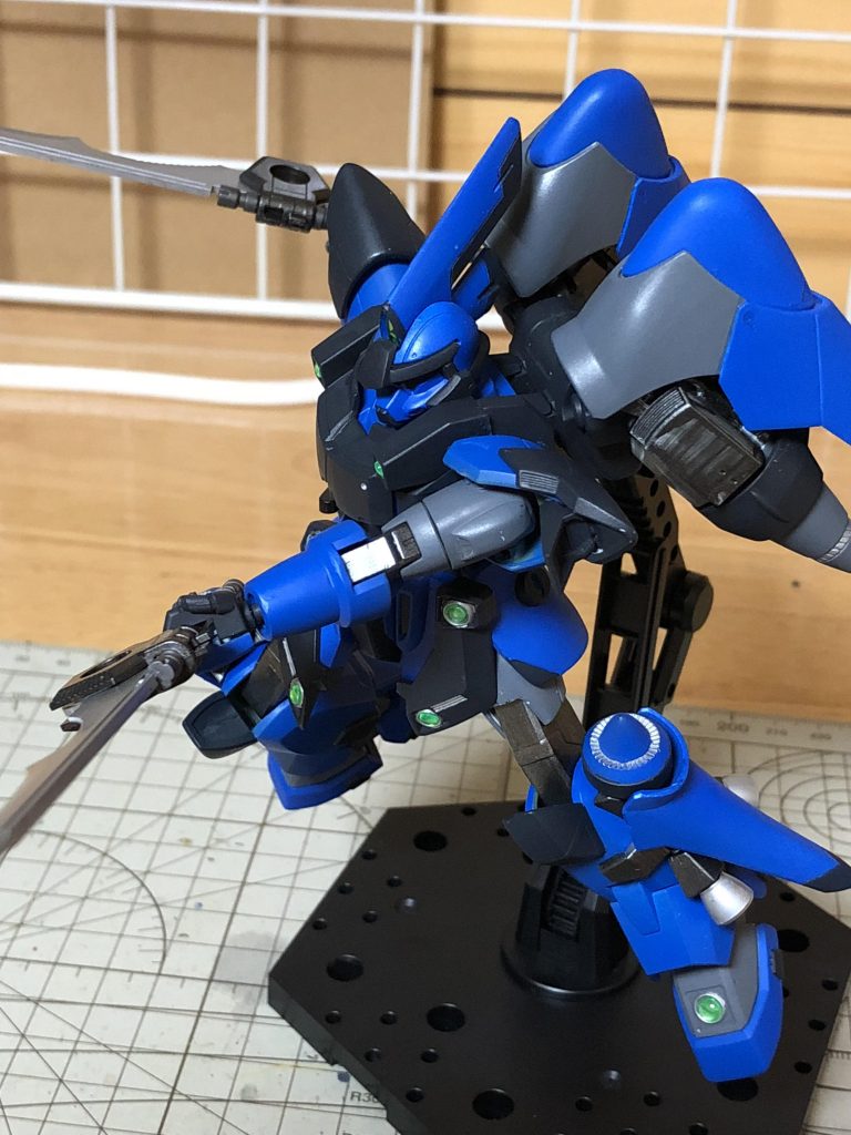 遠距離用武器は内蔵せず、ほぼ剣での攻撃のみ