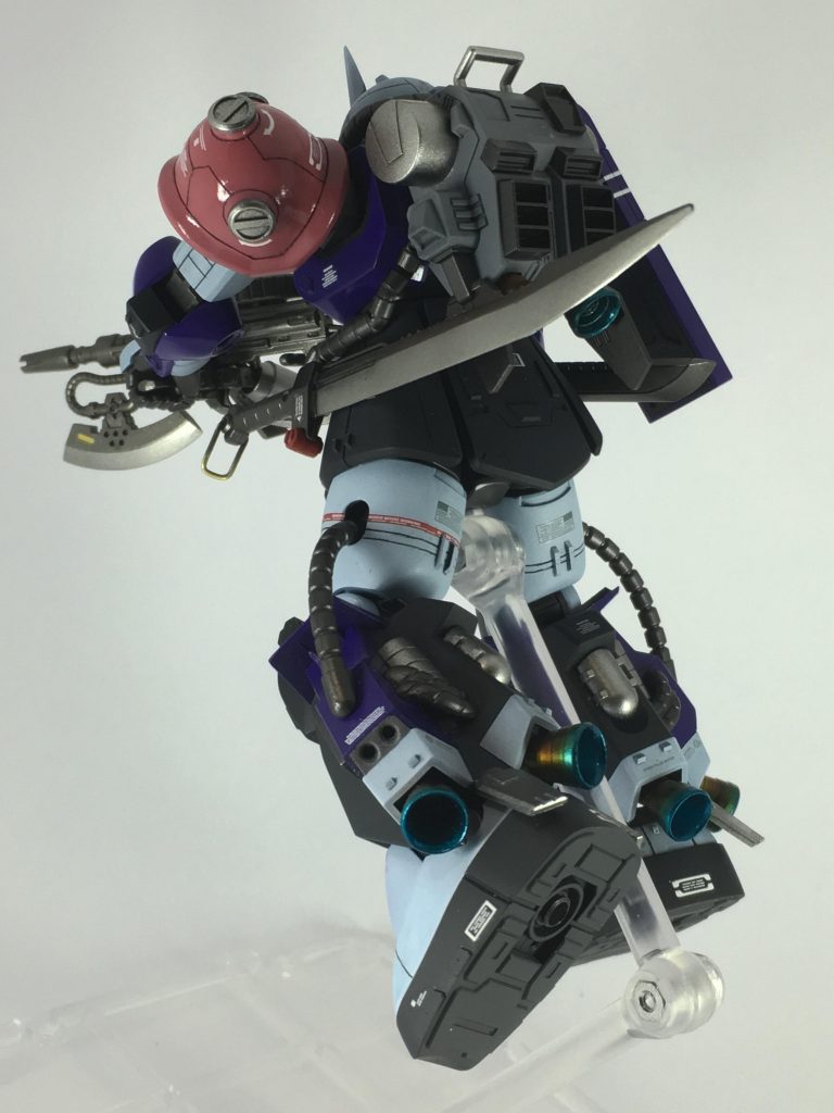 高機動型と言ったらこのポーズですよね!バーニアは焼き色付けました。良いアクセントになったかなと思います。