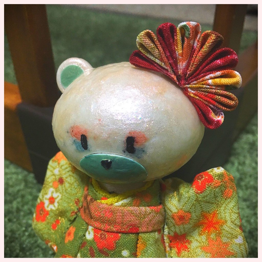 頭に何か飾りが欲しいなーと思い、
見切り発車で作りました。
ネットで「布で簡単にお花が作れる」というのを見たので試しに作ってみたものです。

大きなお花を頭につけるつもりでしたが、今度はプチッガイの頭が小さくて入りきりません＼(^o^)／という事態に陥りかけたので、扇っぽいモチーフに変更(笑)
意外と耳にフィットしました。

こちらは赤ベースのちりめん布と帯と同じピンクの布を交互に使って作りました。