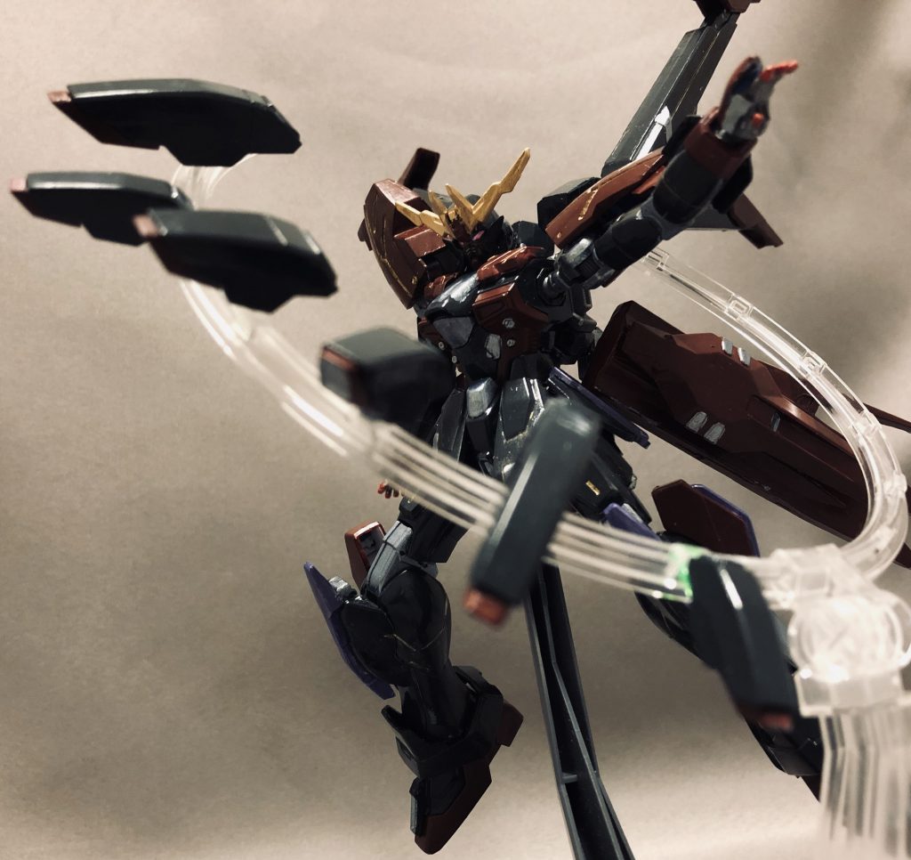 スラスターに装着された小型のビーム砲はビットとして飛ばせるので相手に近づけさせない起動が出来る。