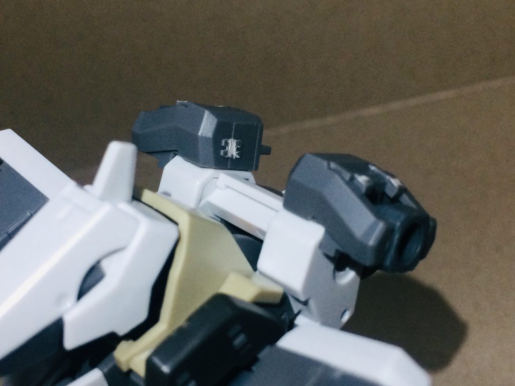 サブアームを接続するためブースターにグレイズの腕付け根を丸々移植。これによりサブアームの着脱可