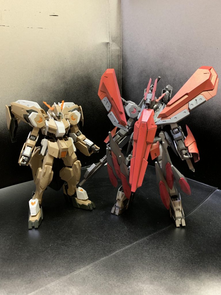 通常のフルシティとの比較。足首をバルバトス第6形態のものに変えたので身長高くなってます。そのままだと短く感じたので笑