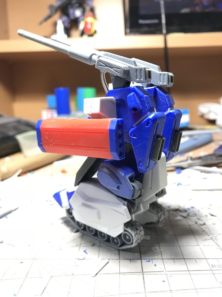 膝に二重関節を仕込んで逆方向に正座させてます。