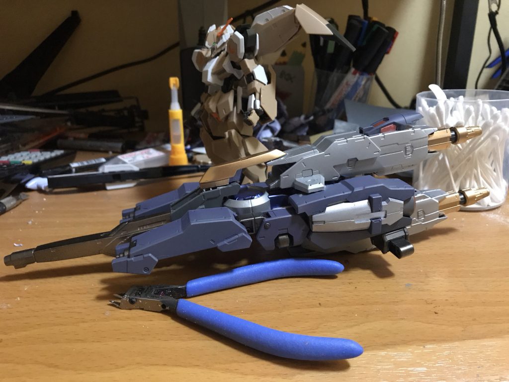 カグツチを先行して作りました。大きさ比較。ニッパーの倍くらいの前後幅ありますね。