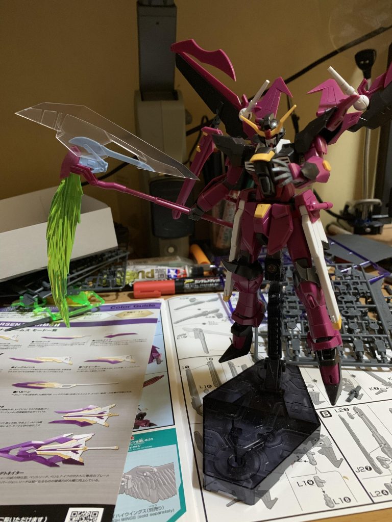 ラヴファントムをベースにバインダーガン、フレームアームズのアーセナルアームズという武器セット、ジャンク少々を使用しました。近接重視ということで武器を拡張、腰のクスフィアスレールガンを廃止、腕部と膝を一部変更しました。