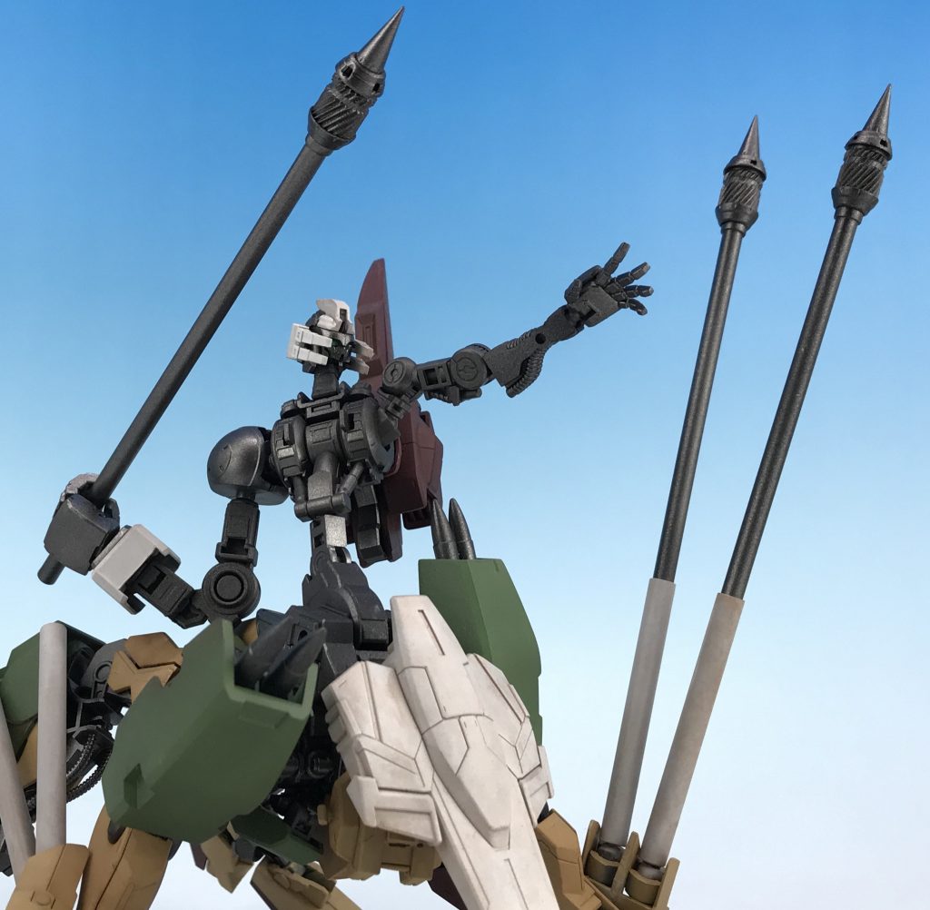 武器は槍(トーチ)。
槍投げガンダムです。
ダインスレイヴ並み…とまではいかないまでも、スペシャル右腕の投擲力と先端の爆薬で、わりとヤバめの破壊力。
なお、ハボリム(アイム)は序列23番の悪魔の名前。
手にした松明で放火して回るタイプの危ない奴らしいので、あぁこの機体にちょうどいいなと。