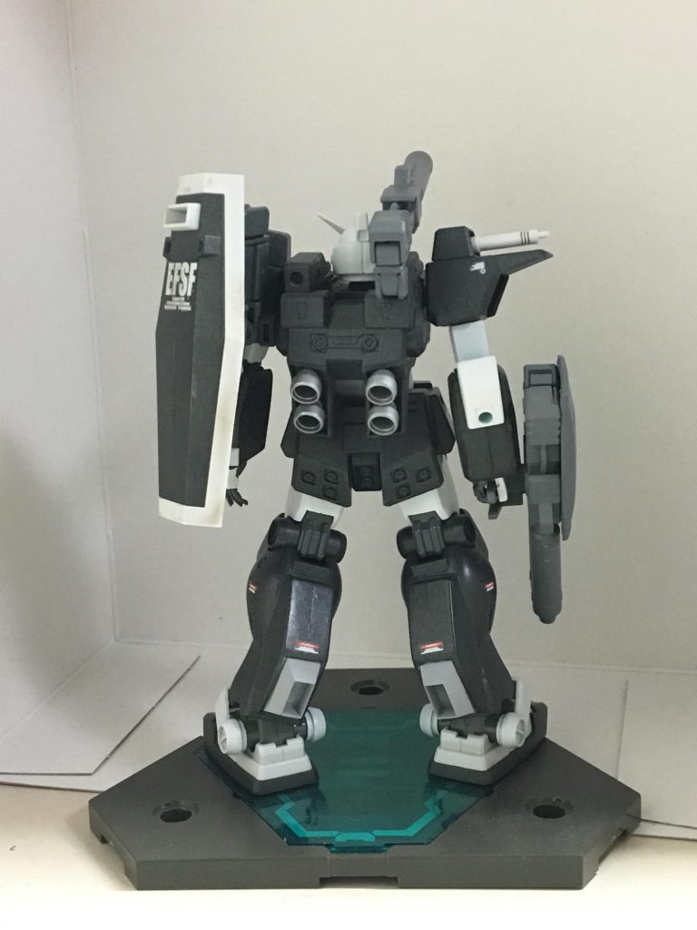 後ろ。
足のパーツはジムクェルの足ににジャンク品をパテで合わせて製作
バックパックのバーニアはシルバーで塗装してます(´ω`)