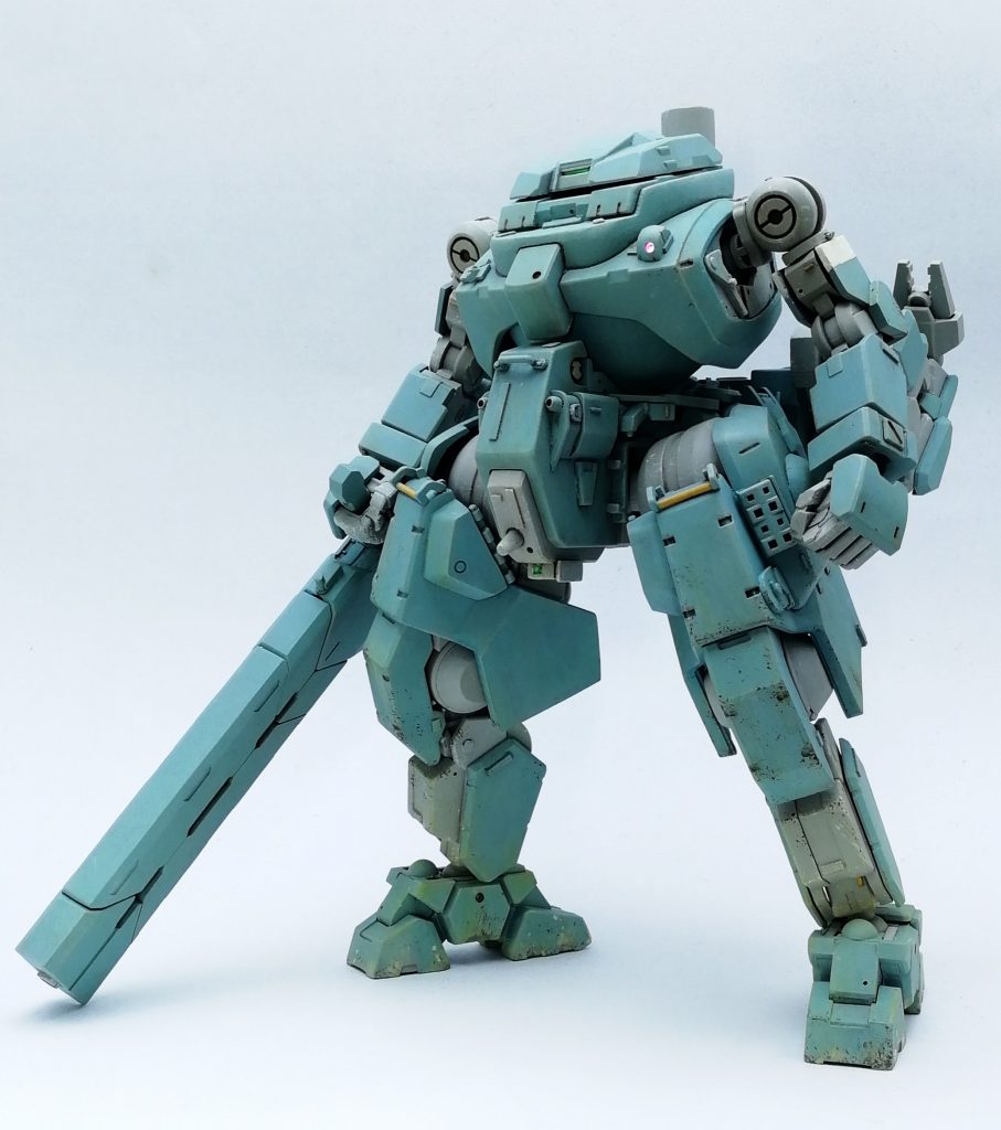 胴は大体グリモア
頭はギャラルホルンモビルワーカーをゲイレールの首台から生やしています。
足はグリモアの付け根にゲイレールの足を短縮したものを繋げてバランスを調整したもの。
腕はグレイズフレームをベースにちょっと重装甲過ぎるので軽量化。
肩をガンダムフレームベースにして小型化。脇を引き締め。
上腕装甲を左右で半分ぐらいの厚さに削り込み。
下腕は内側の装甲をカットしてフレーム露出を増やしています。