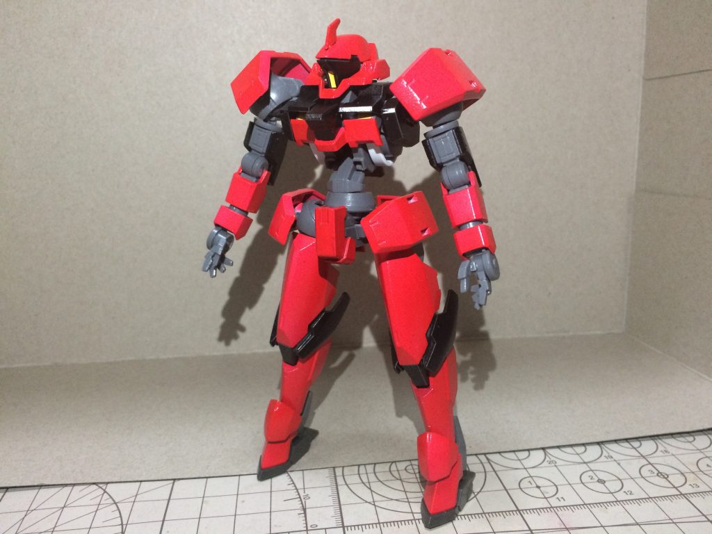 素体。ぱっと見シャアザクが頭によぎる