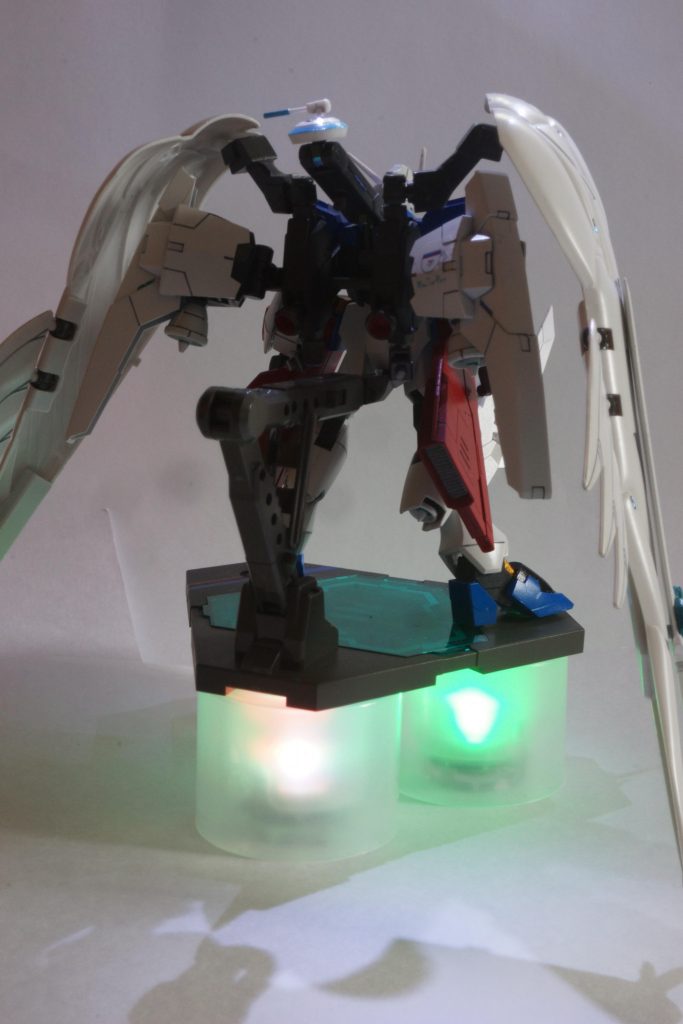 　背面です。
　ウイングゼロEWは４枚羽ですが、アブソリュートは翼とユニバーサルブーストポッドで4枚に見えます。バックパックも僕の好きな形を持ってきました。微改造して付けています。
　ちなみにGNドライヴはどこにあるかといいますと、ユニバーサルブーストポッドに左右それぞれ1つずつ。ふくらはぎ後ろに左右それぞれ1つずつ。の4つです。