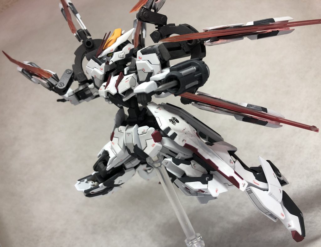 -*天照*(アマテラス)-
腕部に装備された武装。禁忌の兵器、ダインスレイヴの技術を応用、発展させたもの。パイルバンカーに分類される武装だが、ダインスレイヴを応用した威力は桁違いで、須佐之男で捕らえた敵機をそのまま穿つ