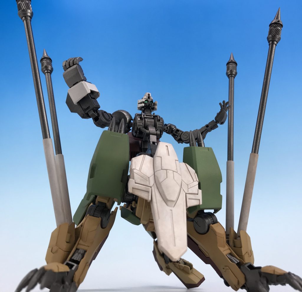 そして変形、ガンダムハボリム形態。
差し替えナシの完全変形。というか、ほぼフラウロスと一緒です。
四足の多脚という、これまた異形なMS。なんか右腕もデカいし。