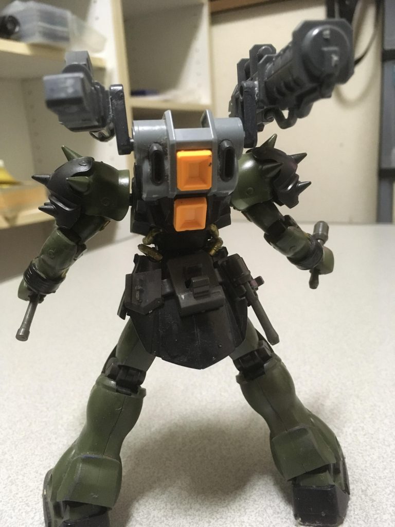 背面のバックパックは過去に購入したザクファントムのものを使用。