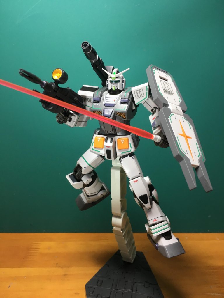 　背面のロケット砲は目立つ合わせ目を消し、銃口を3mmピンバイスで開口。プラ同士の組み合わせで早くも摩耗してます…。