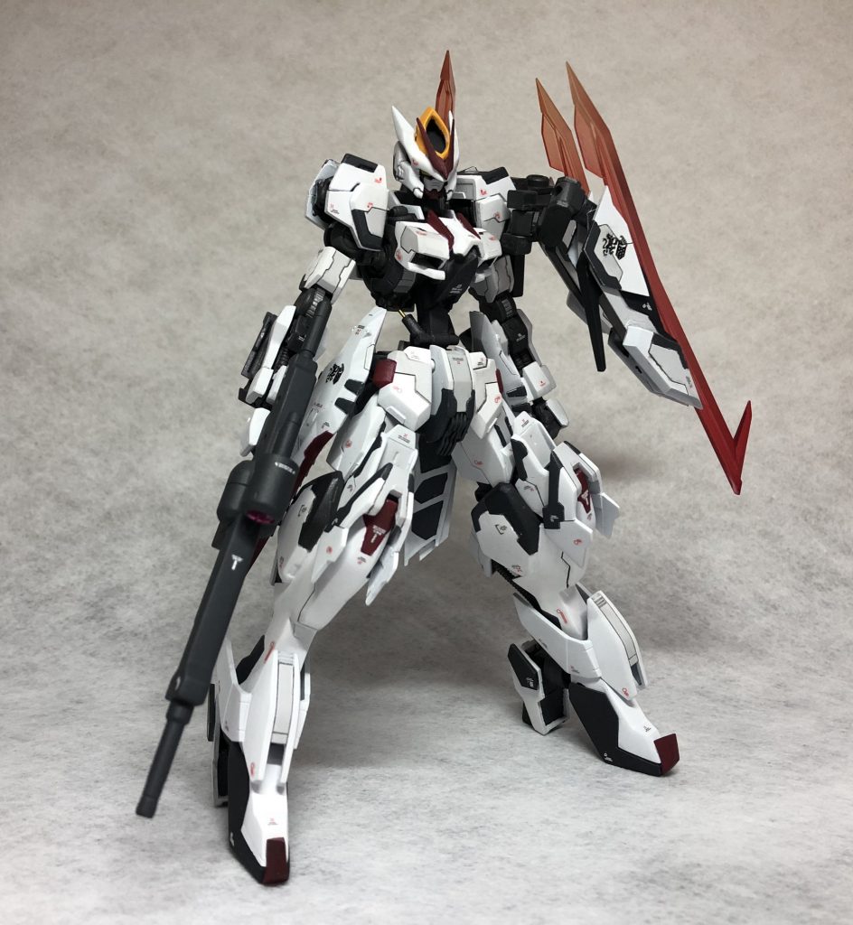 本体や武器はマスキングしてたくさん塗り分けをしました。須佐之男の赤色は3層に分けてグラデーション塗装してます
塗装で特に和な雰囲気を出せたかなと思います。ほぼ全ての塗料にパール塗料を混ぜて調色したので肉眼だとすこーし煌めきます。
塗装後にデカールを(おそらく)174枚貼った後にスーパースムースクリアーを吹きました。