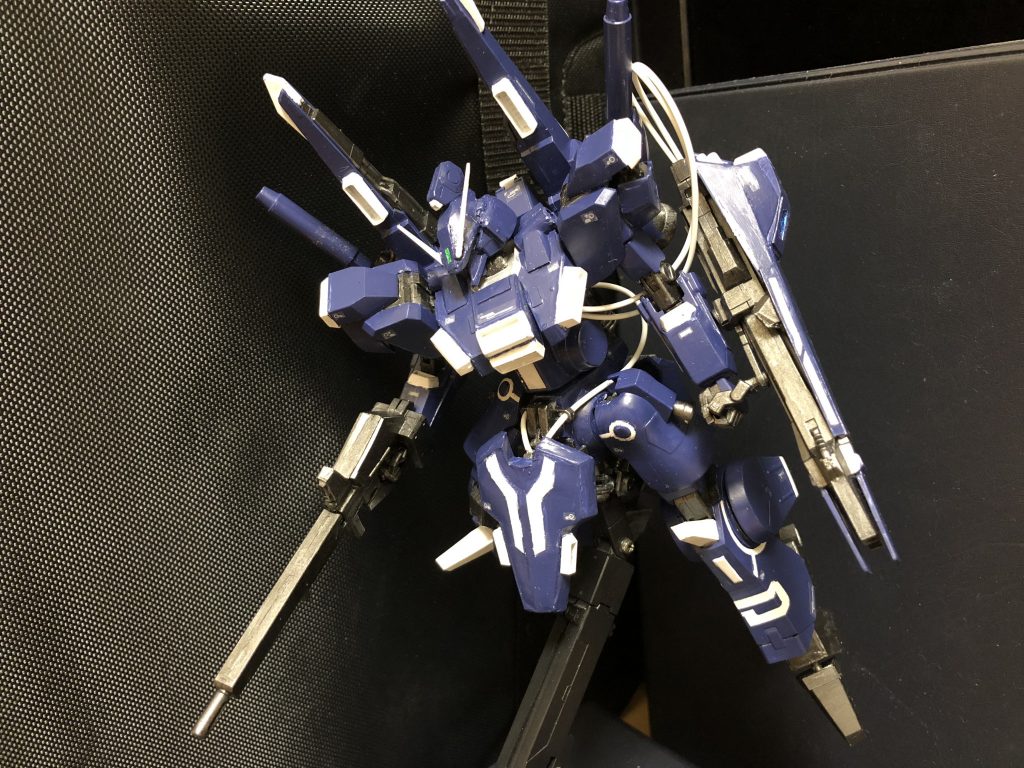 ちなみに本機のカラーはニューディサイズのガンダムMk−Ⅴの活躍を受けた形で同じ青のカラーにて再現している。しかし、これはティターンズのイメージを彷彿させてしまい、当然ネオジオン軍内では不評で、本機の評価を下げる一因になってしまったという節がある。
余談ではあるが、色を再現した際にマーキングの意味を理解しておらず、ニューディサイズの“D“マークまで再現してしまっている。