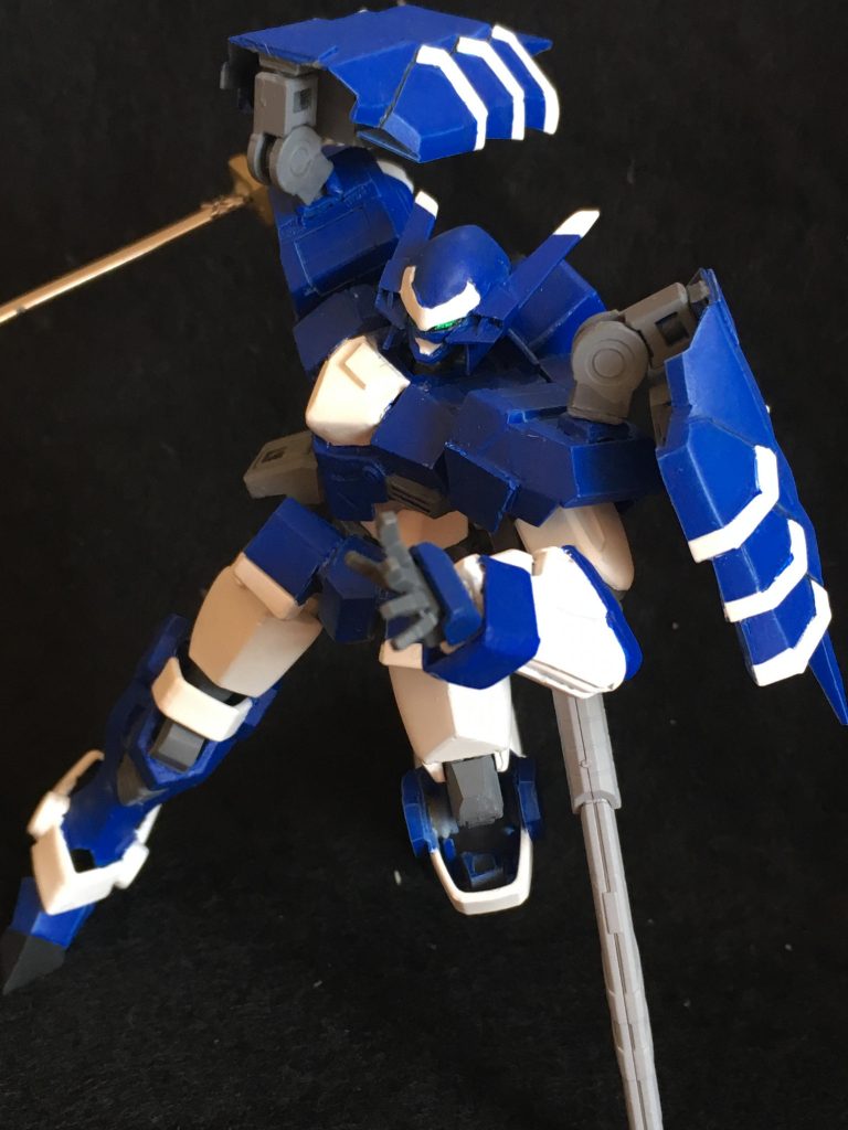 両肩のアジャイル・スラスタは可動式。大きなポーズを付けても部位や視界に対する干渉を防げます