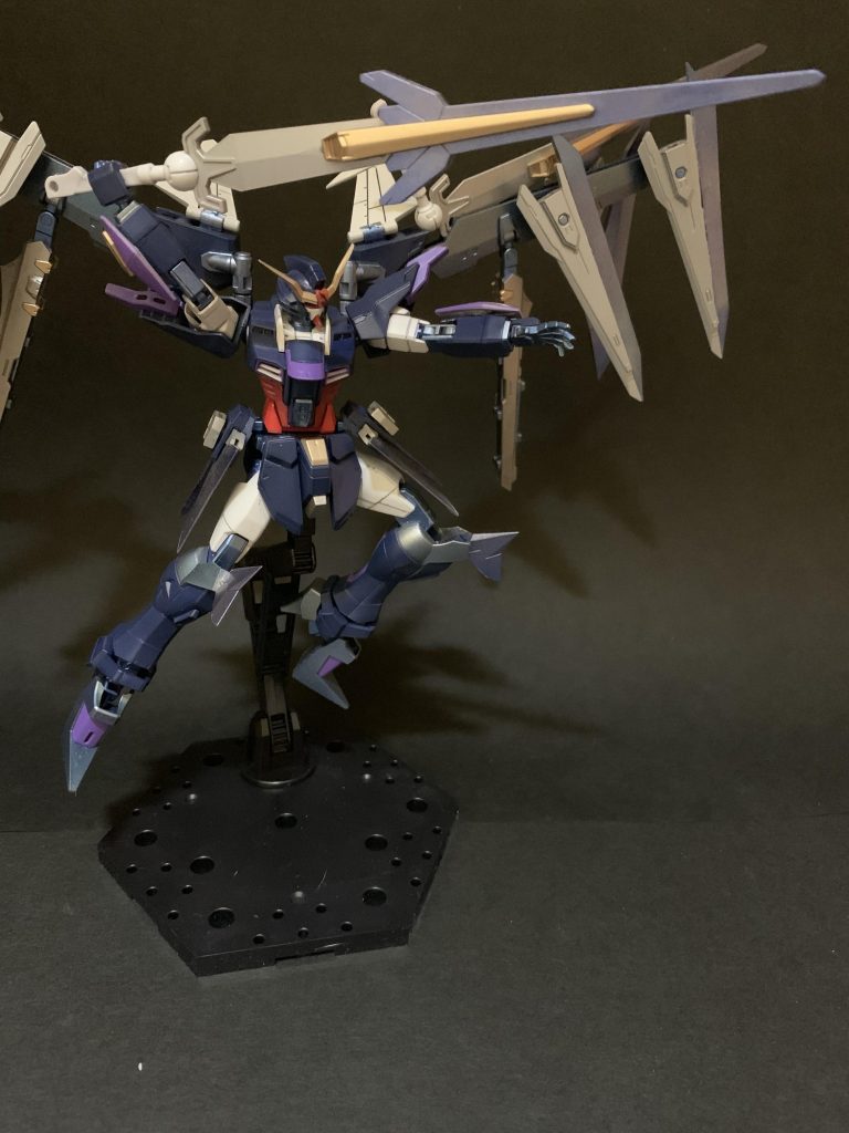 リバースジャベリン。オノカマが切ることに特化した武器であれば、これは突くことに特化した武器。手持ち武器としての仕様はもちろんだが、投槍として使うことで真価を発揮する。ビーム兵器への対策はコーティングなどで行うことが多いが、実体兵器の防御はダイバーの実力に左右される部分が多く遠距離から放たれる大質量攻撃は直撃すればいかなる防御も貫く。