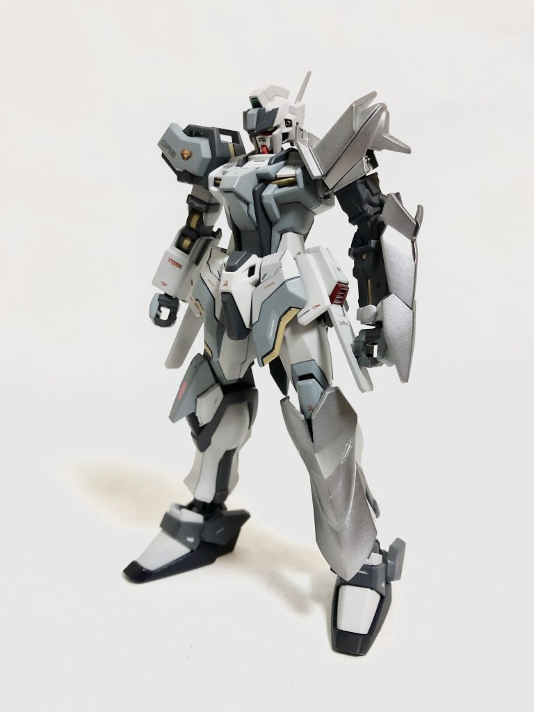 改修した部位は様々であるが、主に上げると左腕部・胸部・腰部・頭部・脚部。左右非対称の外観で左半身のほうに重量があるように見えるが、左半身の特徴的な装甲はアストレイに使われている発泡金属のため重量バランスは然程変わらない。