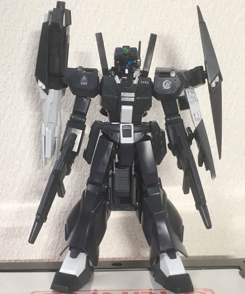 正面から

ジェガンのバックパックの左右の円筒の箇所にピンバイスで穴を開け、ポリキャップ球を仕込んで接続フレームを増やしてます。
右側はシルヴァ・バレトのビームランチャーを、左にはジェガンのシールドを装備。
射撃装備だらけになってしまったので、エコーズジェガンのバイザーも差替えで取り付けてます。