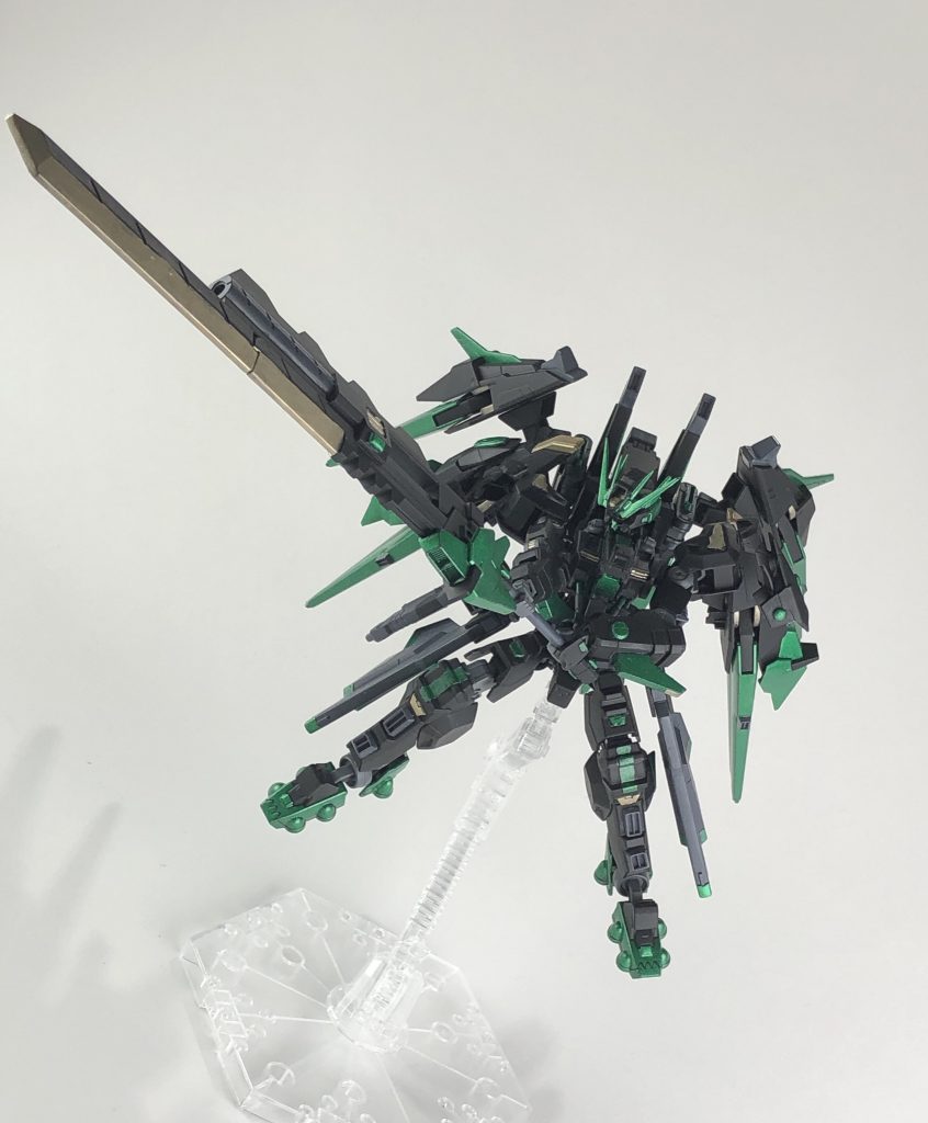 デモリッションナイフ改・「ワールウィンド」。折りたたみ式の柄を廃止し、伸縮型に変更しました。鍔に排熱機構を持たせてビームを刃に流すことで実剣とビームの両方の性質を持たせた剣になります。