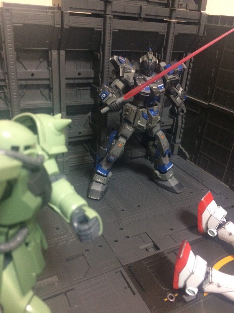基地内に侵入したザクを向かい打つイメージ
すでにジムが撃破されている。