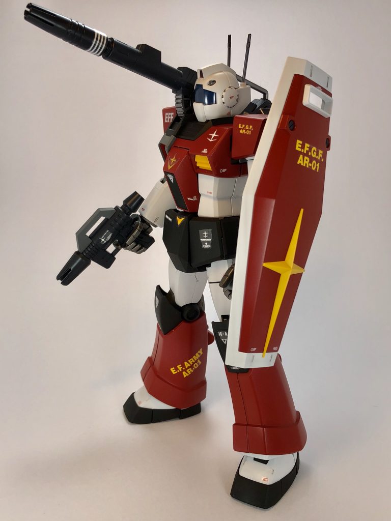 シールドを構えると重装備なシルエットに。