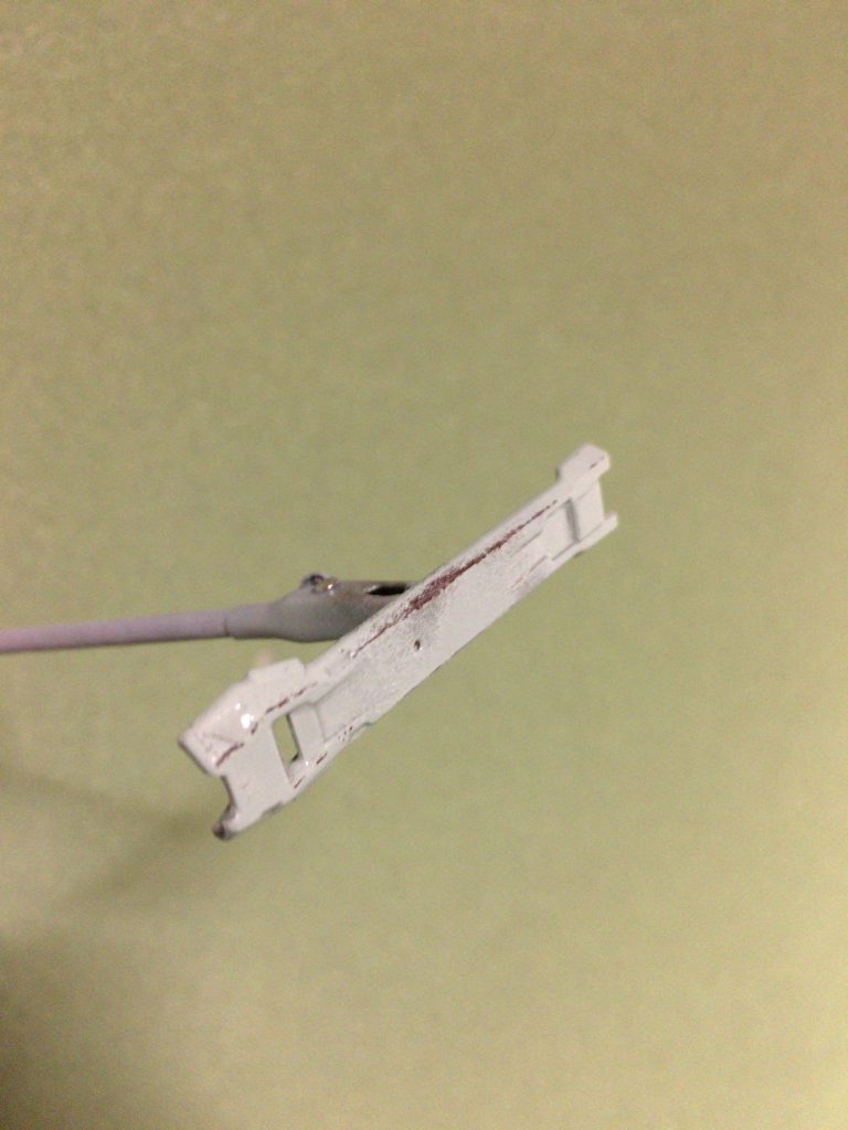 そして上からアクリルの塗料を塗って水につけて爪楊枝などで軽くこするとこのようにアクリル塗料が剥げて下の色が出てきます。