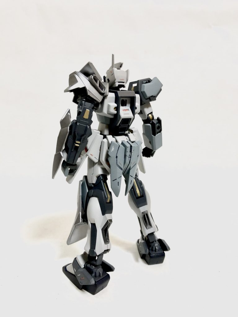 背面のストライクパック接続部にはオリジナルのままなので、現況のものは問題なく取り付けが可能。(ただし、左腕にはソードストライカー付属のアタッチメントを換装できない。)
リアアーマー内にはビームサーベルが搭載され、アーマーシュナイダーは外されている。