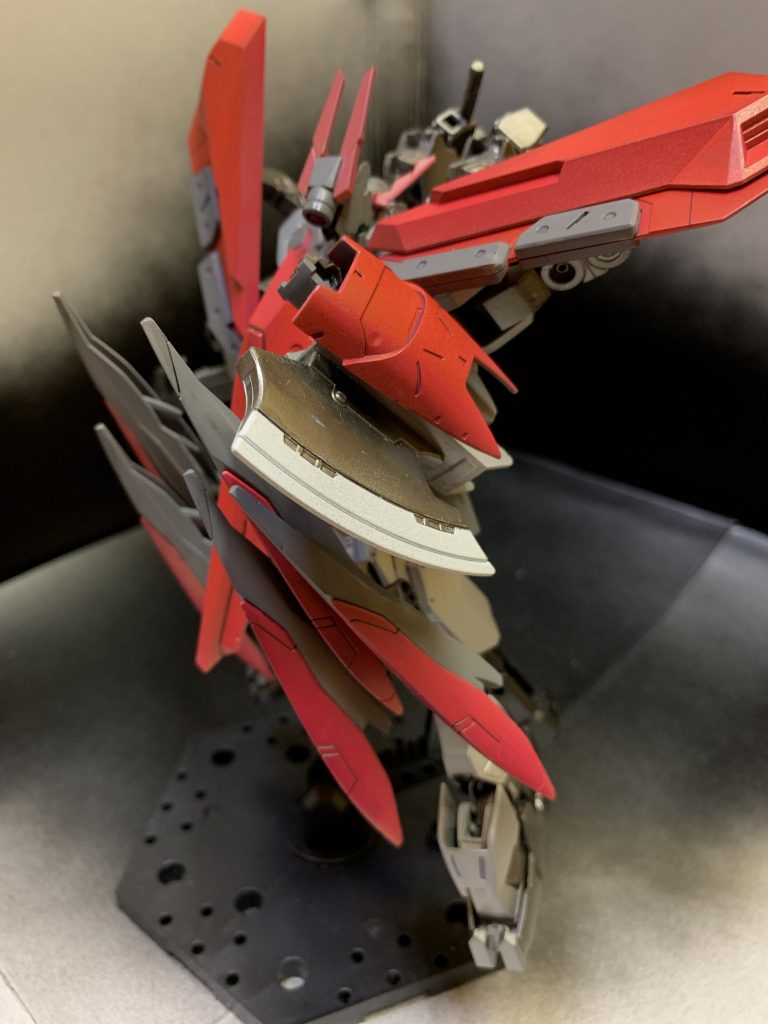 トンファーアックス
左腕に装備された斧。こちらもグシオンリベイクから装備していたハルバードを流用したもの。近接戦時に用いられるが、相手の武器を受ける防御向けの配置になっている。