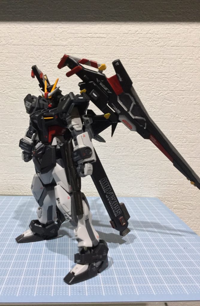 バックパックに収納されている実大剣はバインダーとスラスターの役割も兼ねていて翼の様に広げる事で短時間の飛行も可能。