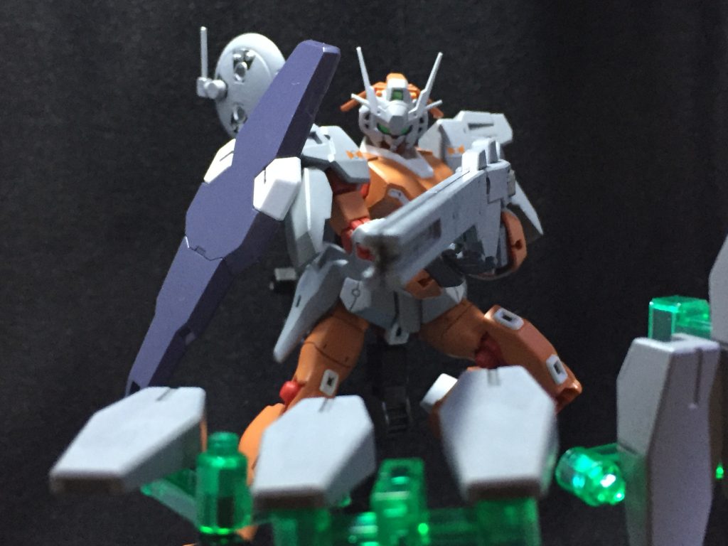 シールドビットにはビーム砲が内蔵されているため、攻撃にも使用可能。右肩のシールドはGアルケインのものをそのまま使用。